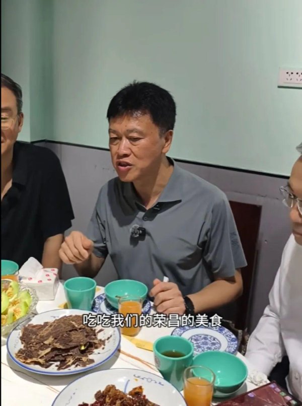 华霖资本 重庆荣昌区委书记带头下馆子，请客2桌消费1108元，晒出菜单！店老板发声：书记打卡后生意好得多